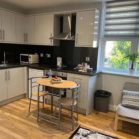 Mj Serviced Apartment Up To 6 Guest - Luxurious Living In West London Next To Tube Station & Central London Hanwell Екстер'єр фото