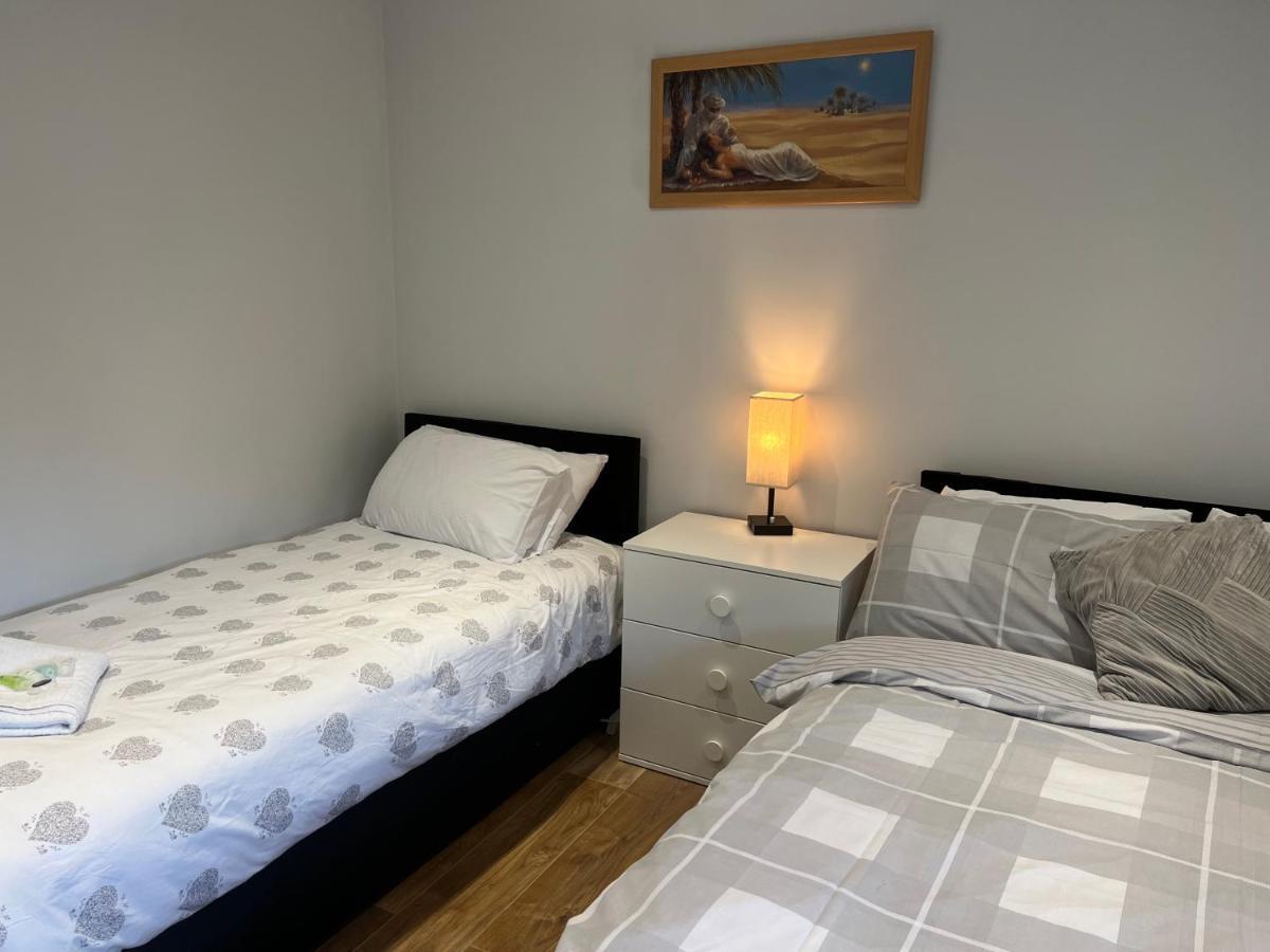 Mj Serviced Apartment Up To 6 Guest - Luxurious Living In West London Next To Tube Station & Central London Hanwell Екстер'єр фото
