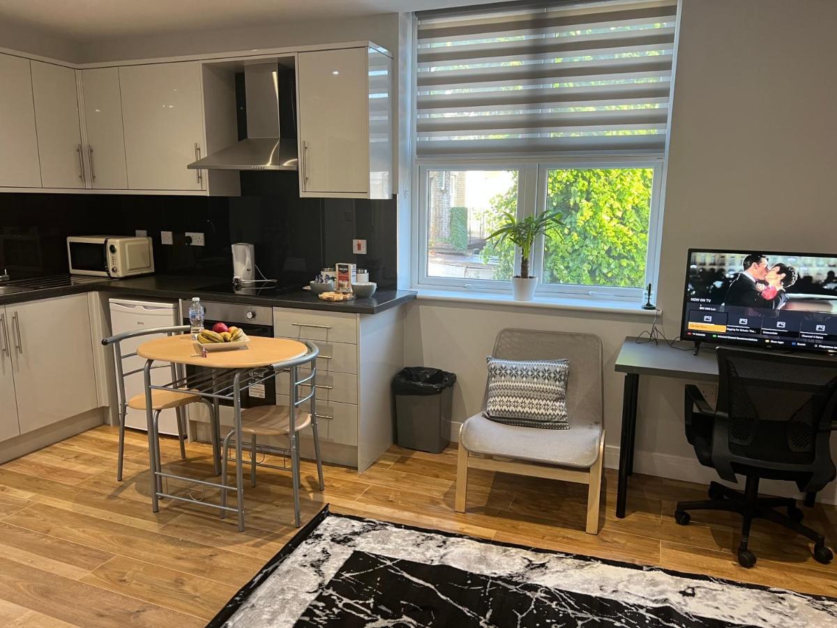 Mj Serviced Apartment Up To 6 Guest - Luxurious Living In West London Next To Tube Station & Central London Hanwell Екстер'єр фото